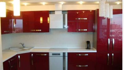 سحر اللون الأحمر الدافئ في المطابخ العصرية