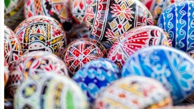 ما وراء تلوين البيض: رمزية اللون الأحمر والأصفر في فكر الأجداد