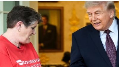 ترامب لموظفيه: وجبات سريعة وبقشيش معفى من الضرائب لعاملة التوصيل