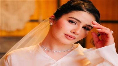 بتطريزات فضية وأكتاف شفافة: سلمى عبدالعظيم تتألق في ليلة زفافها