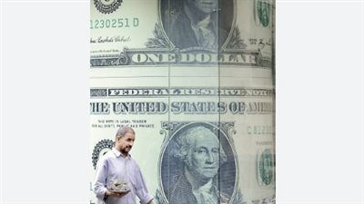 الجنيه المصري يتماسك.. تفاصيل أسعار البيع والشراء للدولار في 8 بنوك مصرية