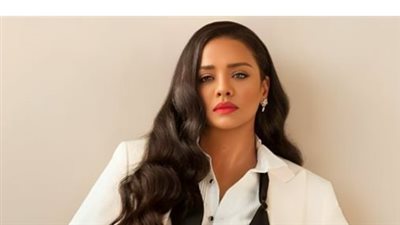 أسماء أبو اليزيد.. أيقونة الوجوه الشابة التي جمعت بين رزانة المسرح وبريق السينما