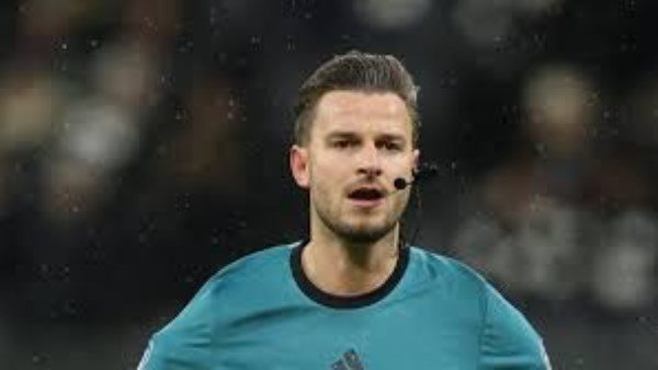 الألماني شلاجر حكمًا لمواجهة بيراميدز والأهلي في الدوري المصري