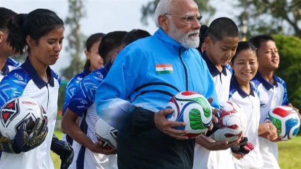 رئيس الوزراء الهندي يشارك الشباب جلسة كرة قدم ودية بغانغتوك