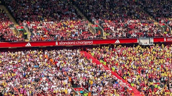 تصرف احتجاجي من جمهور ليفربول خلال مباراة كريستال بالاس