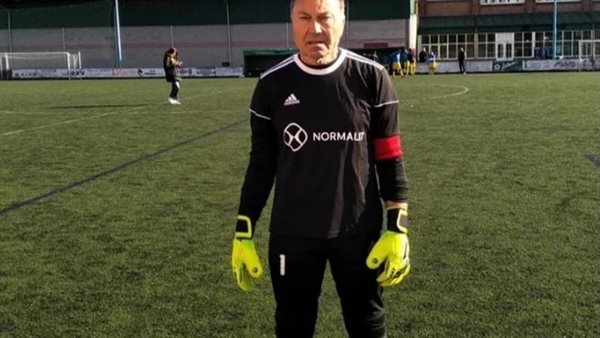 نادٍ إسباني يدفع بحارس مرمى عمره 70 عامًا