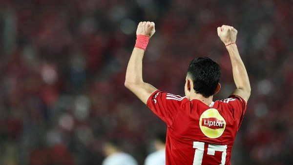 الأهلي في أقل نسخة توهجا يهزم المتصدر بثلاثية