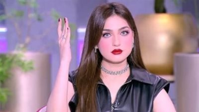 ياسمين عز من الشاشة إلى السوشيال ميديا: قصة نجاح خلفها جدل مستمر