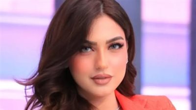 ياسمين عز تخطف الأنظار بإطلالة سوداء ساحرة.. جدل التجميل والتحول في الملامح