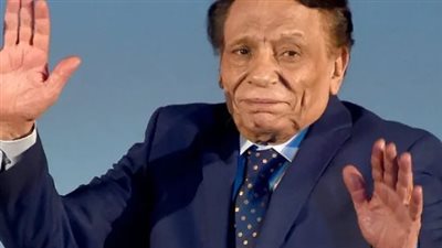 عادل إمام في الإسكندرية: حكايات الشتاء والجميلات والهروب من ملاكمة المدرسين