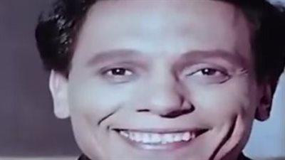 عادل إمام يتغزل بجميلات الإسكندرية ويسرا في مقطع نادر من عام 2000