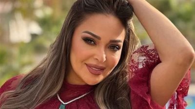 بشعر مرفوع ومكياج ترابي.. داليا البحيري تبرز جمالها في جلسة تصوير ملكية