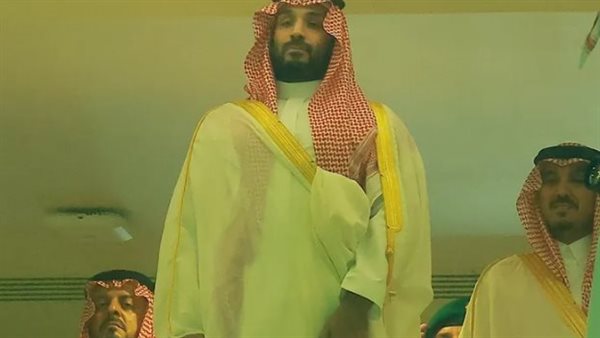 ولي العهد السعودي يسلّم كأس الملك إلى سالم الدوسري قائد الهلال