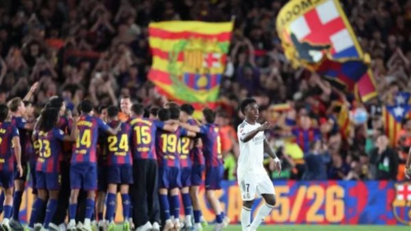 هنأ يامال وكل لاعبي برشلونة وعانق فليك هنأ يامال وكل لاعبي برشلونة وعانق فليك