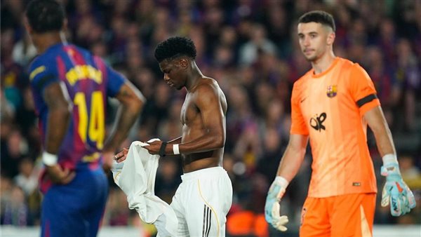 “لا يساعد على تحسين صورته”.. تصرف سيء من تشواميني بعد خسارة ريال مدريد أمام برشلونة