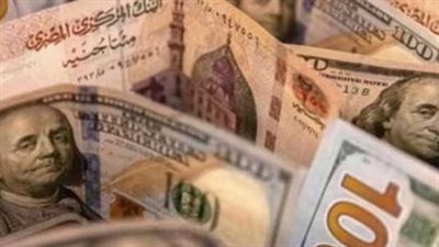 شاشات الصرف تتزين بالأسعار الجديدة.. تطورات سعر الدولار في البنوك المصرية