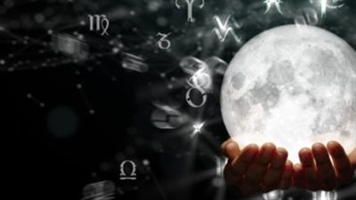 ماذا تخبئ لك النجوم اليوم؟ توقعات مهنية وعاطفية لا تفوتها