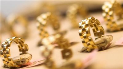 اضطرابات الأسواق العالمية تدفع الذهب للهبوط في مصر: إليك القائمة الكاملة