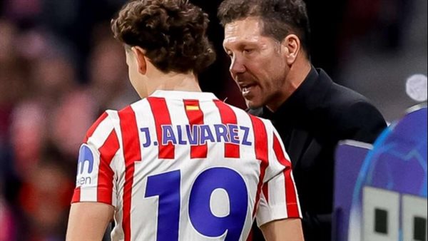 سيميوني حليف غير متوقع لبرشلونة في صفقة جوليان ألفاريز سيميوني حليف غير متوقع لبرشلونة في صفقة جوليان ألفاريز