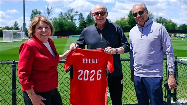 قبل مباراة بلجيكا.. أبو ريدة يستقبل عمدة سبوكين ويهديها قميص منتخب مصر