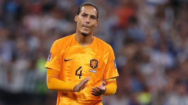 تلقيت اتهامات بتدمير الكرة الهولندية.. وتشافي أنقذ مسيرتي