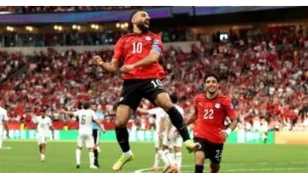 لاعب نيوزيلندا يغير ملابسه أثناء انفراد صلاح بالمرمى