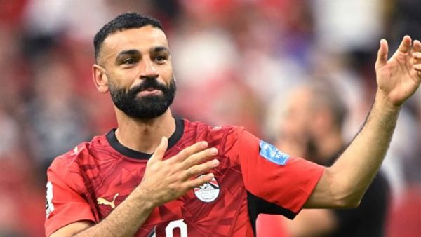 محمد صلاح يسجل وخصمه يعاني مع ملابسه