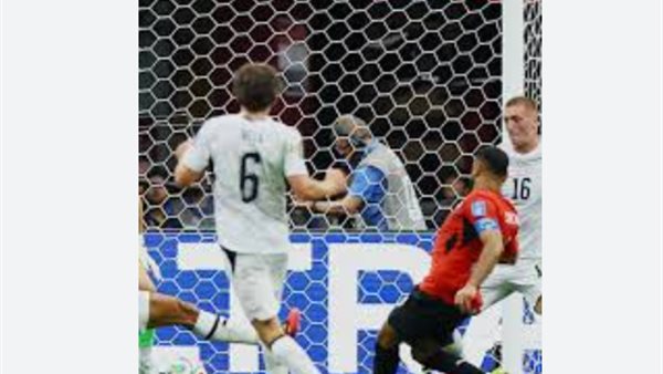 لاعب نيوزيلندا يغادر الملعب لتغيير ملابسه أثناء الهجمة