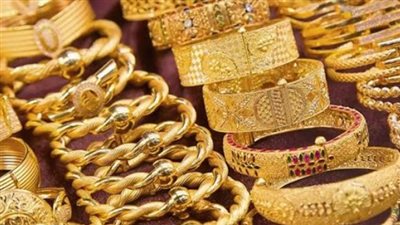 الذهب يتمسك بمستوياته المرتفعة.. وتقرير عالمي يكشف ما ينتظر الأسواق