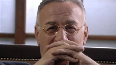 مسيرة حافلة في عالم السينما والدراما.. من هو الفنان الكبير عزت أبو عوف؟