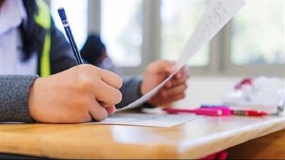 طلاب الثانوية العامة يؤدون امتحان الكيمياء اليوم وسط إجراءات رقابية صارمة