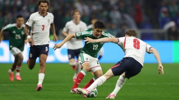 إنجلترا تتقدم على المكسيك بهدفين مقابل هدف في الشوط الأول بكأس العالم