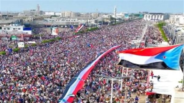 اصطفاف شعبي حاشد لحماية المكتسبات الوطنية اصطفاف شعبي حاشد لحماية المكتسبات الوطنية