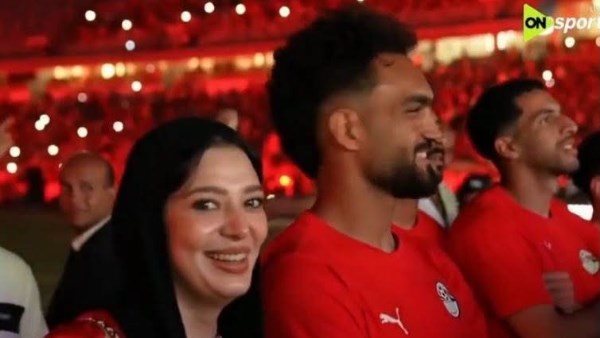 أنا بحبك أوي وانهاردة عيد جوازنا.. واللاعب يبكي على الهواء