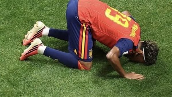 لامين يامال يسجد شكرًا لله بعد التتويج بكأس العالم لامين يامال يسجد شكرًا لله بعد التتويج بكأس العالم
