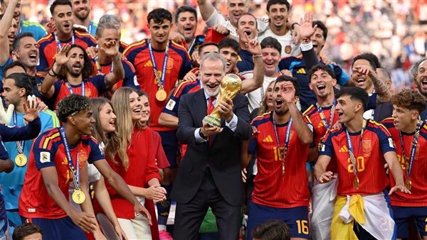 فيليب السادس يرفع الكأس.. العائلة الملكية تشارك منتخب إسبانيا فرحة الفوز بالمونديال فيليب السادس يرفع الكأس.. العائلة الملكية تشارك منتخب إسبانيا فرحة الفوز بالمونديال