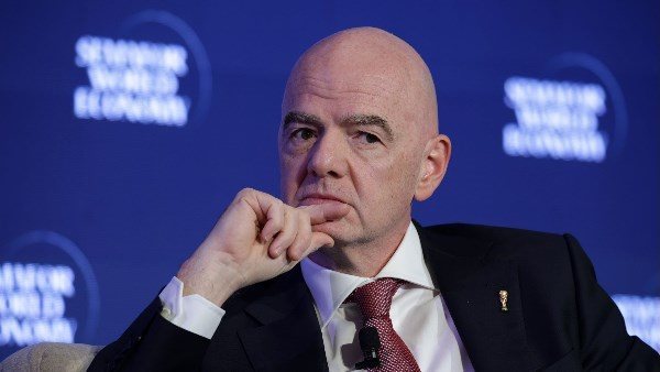 تصعيد جديد بين يويفا وفيفا.. أوروبا تهدد بمقاطعة كأس العالم بسبب إنفانتينو تصعيد جديد بين يويفا وفيفا.. أوروبا تهدد بمقاطعة كأس العالم بسبب إنفانتينو