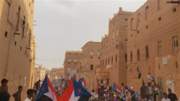 تدهور الخدمات يفاقم الاحتقان.. أبناء الجنوب يتمسكون بالتحرك السلمي
