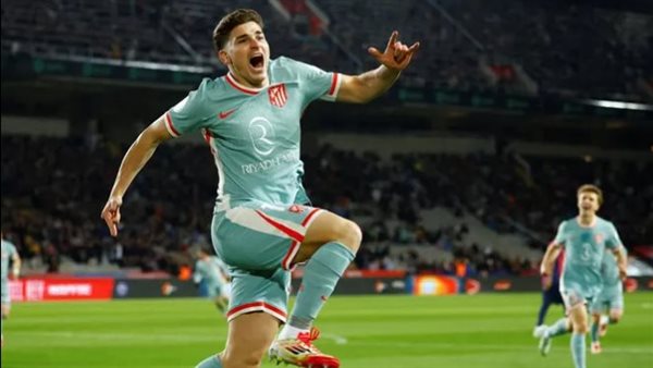 أتلتيكو مدريد يرفض بيع خوليان ألفاريز ويشكّك بأخلاقيات برشلونة