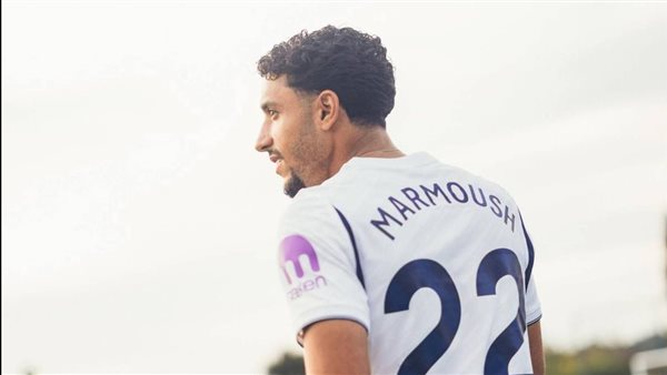 عمر مرموش يرتدي القميص رقم 22 مع توتنهام