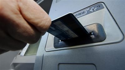 السحب من ماكينة بنك آخر بكام؟.. تعرف على رسوم ATM في البنوك المصرية