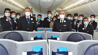 شاهد.. وزير الطيران المدني المصري يقود أول رحلة 