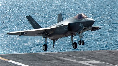 إصابة 7 جنود أثناء هبوط مقاتلة 