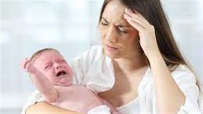 أعراض القلق والاكتئاب تنتقل بين الأم والطفل (الأسباب)