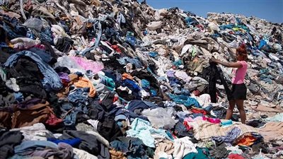 صحراء أتاكاما في «تشيلي» تتحول لمقلب قمامة من الملابس المستعملة الأوروبية والأمريكية