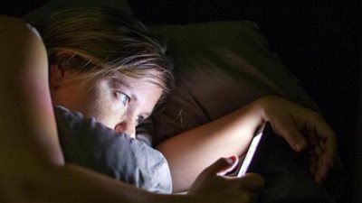 مفاجأة..عندما تتصفح وسائل التواصل الاجتماعي قبل النوم هذا ما يحدث