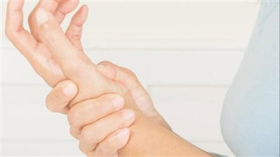طبيب: الألم أو التورم الذي يمنع الوظيفة الحركية لليد يشير إلى الإصابة بالسرطان