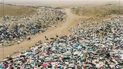 صحراء «تشيلي» تتحول لمقلب قمامة من الملابس المستعملة الأوروبية والأمريكية