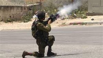 صوب المزارعين والصيادين.. الاحتلال الإسرائيلي يطلق قنابل الغاز شرق خان يونس