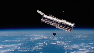 تلسكوب «هابل» يعلن أول إكتشافاته في الفضاء بثلاث مجرات جديدة 